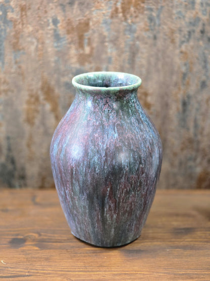 Vintage Keramikvase mit schmalem Hals, gerundetem Körper und mehrfarbiger Laufglasur in Grün, Mauve und dunklen Erdtönen.