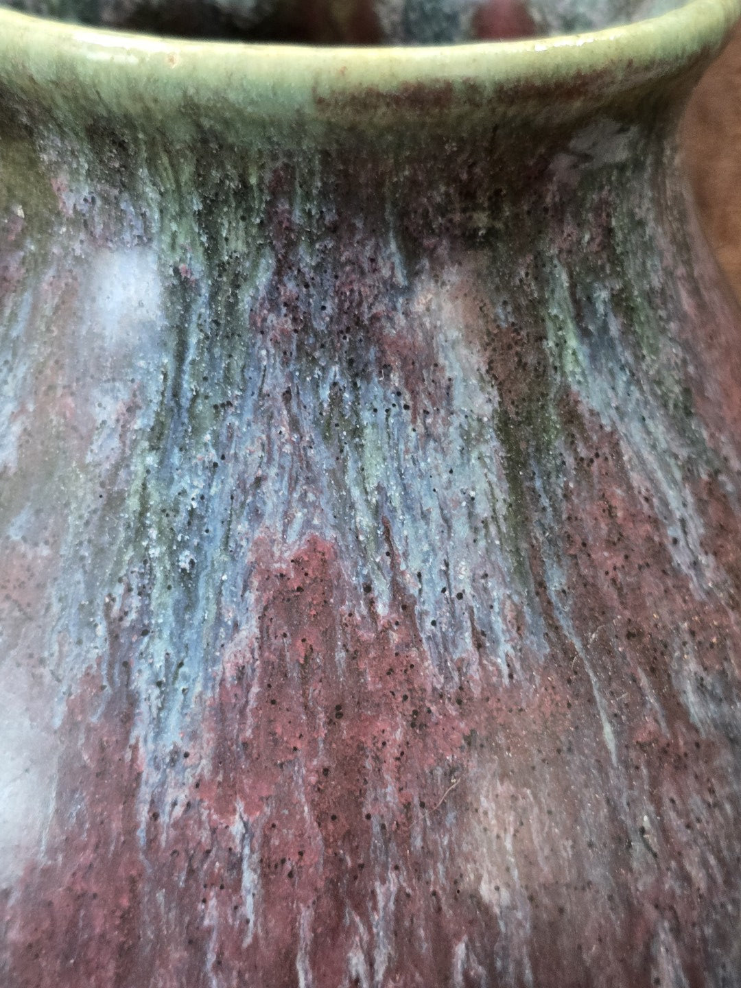 Vintage Studiokeramik-Vase mit gesprenkelter Laufglasur in Grün, Blau und Rosé als Nahaufnahme von Hals und Schulter.