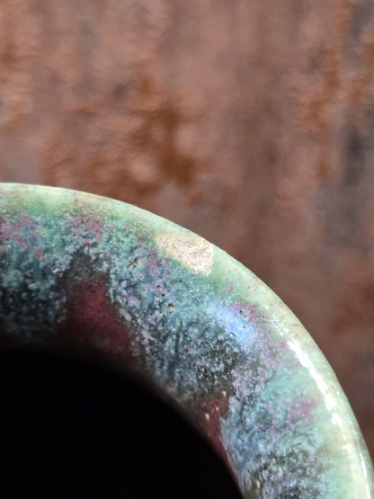 Vintage Studiokeramik-Vase mit grün glasiertem Mündungsrand und sichtbarer heller Stelle am Rand in Nahaufnahme von oben.