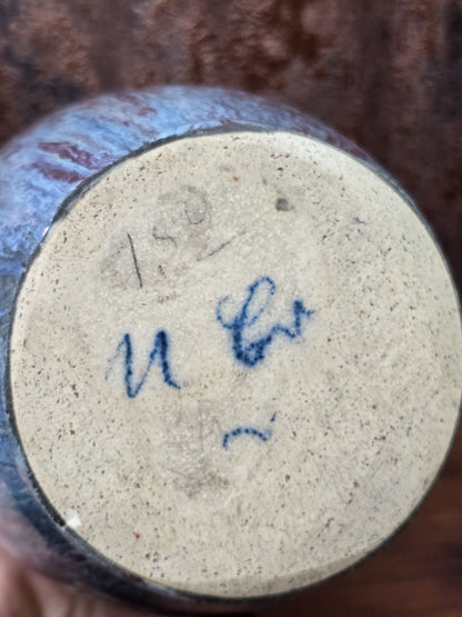 Vintage Keramikvase mit unglasiertem Standboden und blauer handschriftlicher Markierung in einer Bodenansicht.