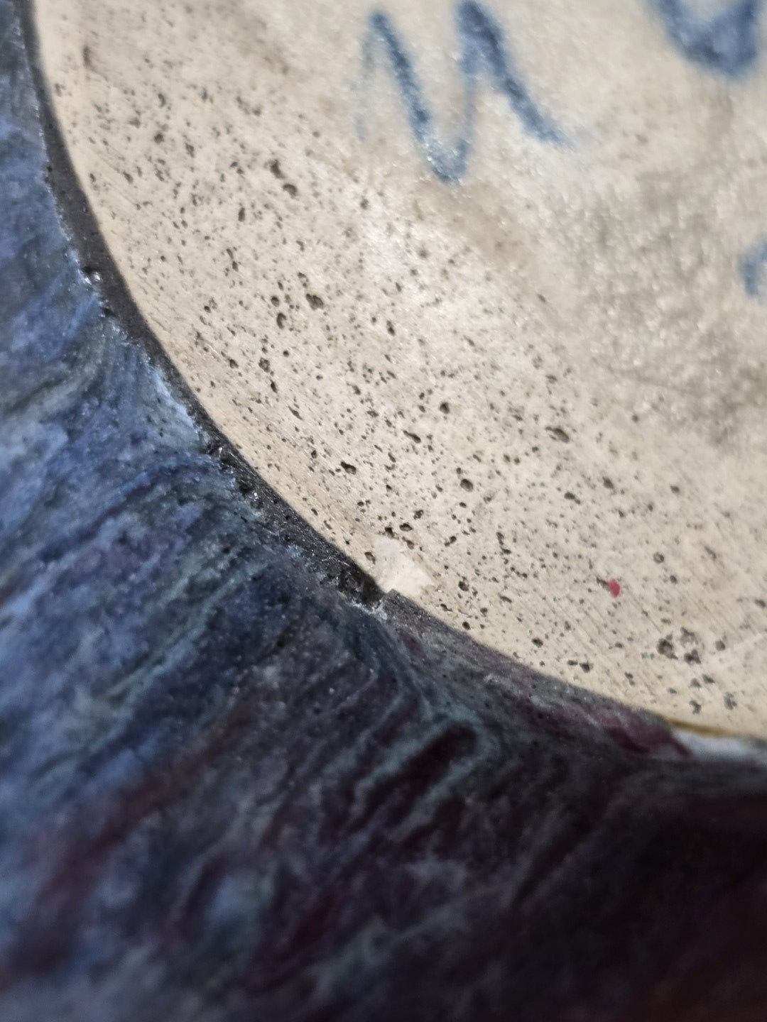 Vintage Studiokeramik-Vase mit heller unglasierter Bodenfläche, blauen Zeichen und dunkler Kante in direkter Unteransicht.