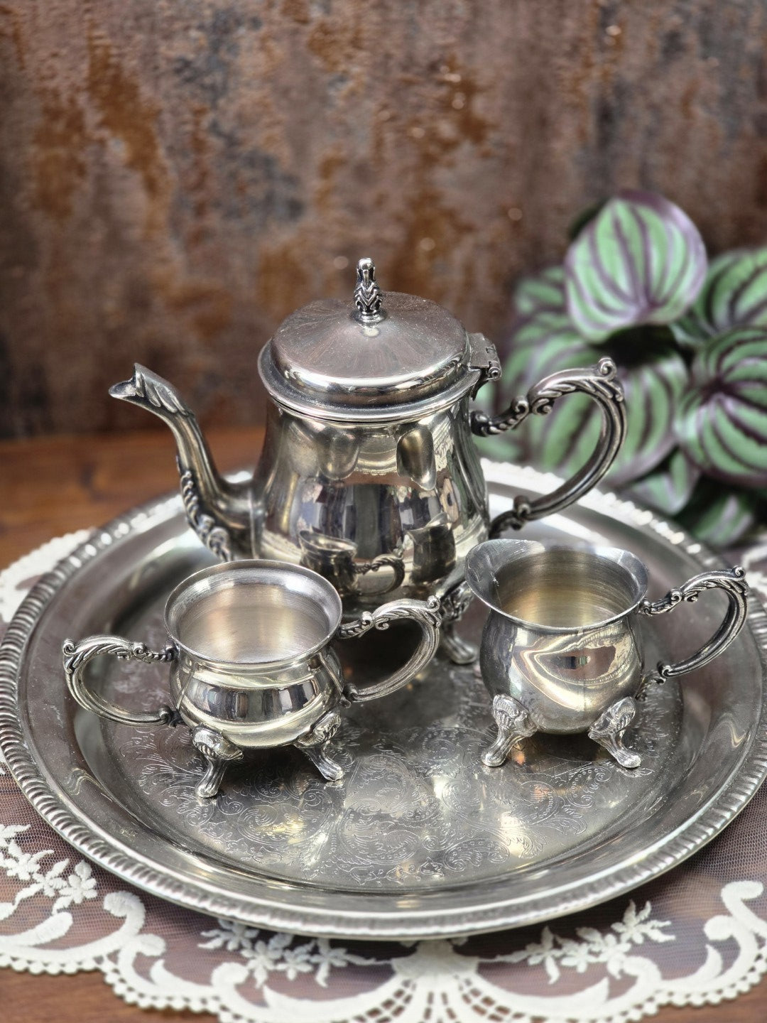 Vintage Teeservice versilbert mit Teekanne, Milchkännchen, Zuckerschale und Tablett auf Spitzendecke