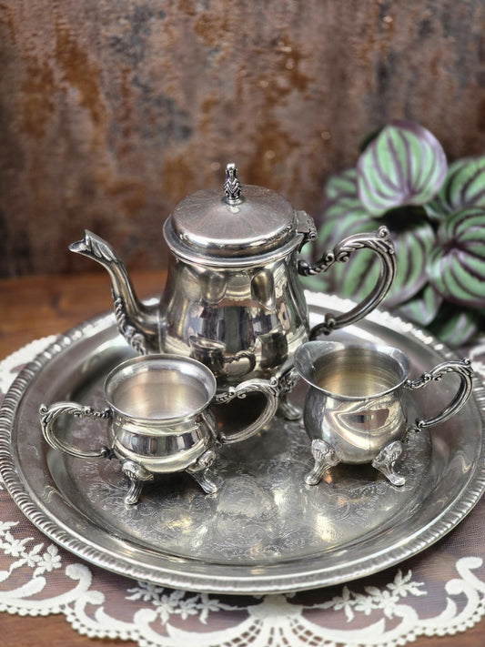 Vintage Teeservice versilbert mit Teekanne, Milchkännchen, Zuckerschale und Tablett auf Spitzendecke
