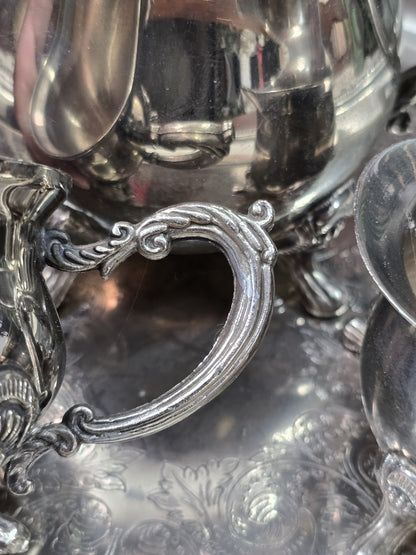 Zuckerschalen-Henkel versilbert mit feinem Reliefdekor, Gebrauchsspuren und Spiegelungen im Nahbild
