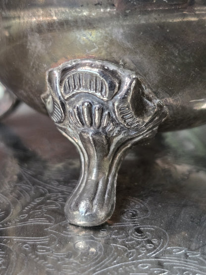 Teeservice-Fuß versilbert mit Muscheldekor, Patina und Kratzern auf graviertem Metalltablett in Detailansicht