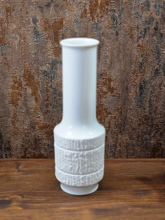 Vintage Thomas Porzellanvase in Weiß mit langem Hals, ausgestelltem Rand und reliefiertem Rindendekor in Frontalansicht auf Holztisch.