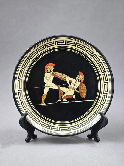 Vintage Wandteller mit griechischen Kriegern auf schwarzem Grund, umlaufendem Mäanderdekor in Creme und Frontalansicht