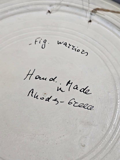 Vintage Wandteller mit handschriftlicher Beschriftung „Hand Made in Rhodos Greece“ auf der Rückseite in Nahaufnahme