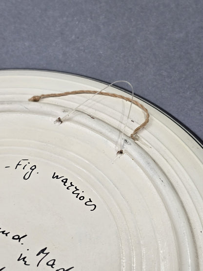 Vintage Wandteller in Detailansicht der Rückseite mit sichtbarer Drahtaufhängung, Kordel und handschriftlicher Beschriftung