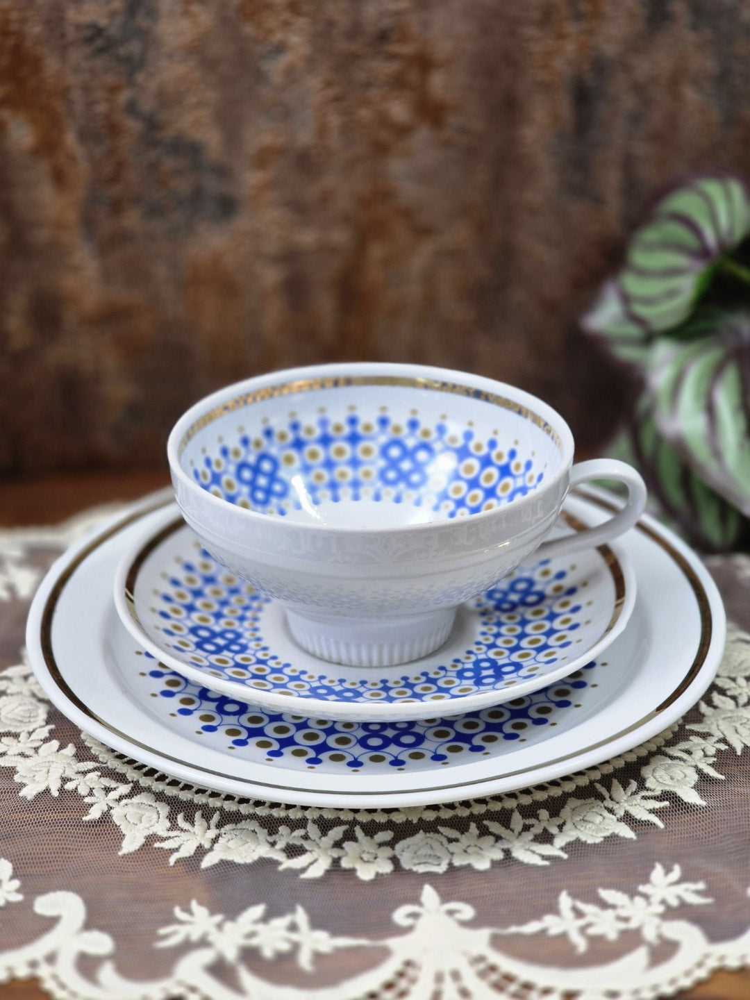 Vintage Porzellantasse mit Untertasse und Kuchenteller, blauem Kreisdekor, Goldpunkten und Goldrand auf Spitzendecke