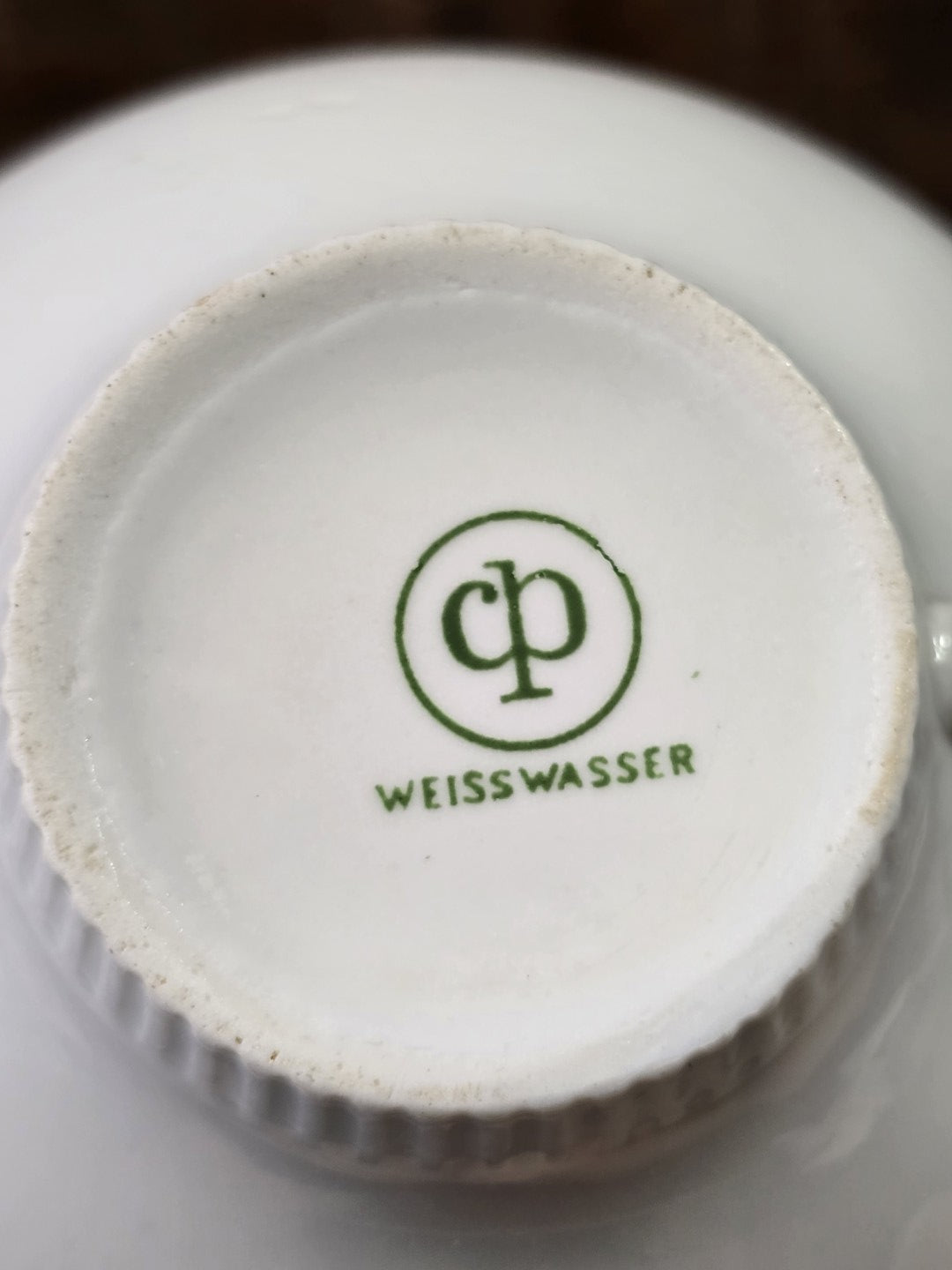 Vintage Weisswasser Porzellantasse mit sichtbarer Bodenmarke Weisswasser auf weißem Porzellan in Unteransicht