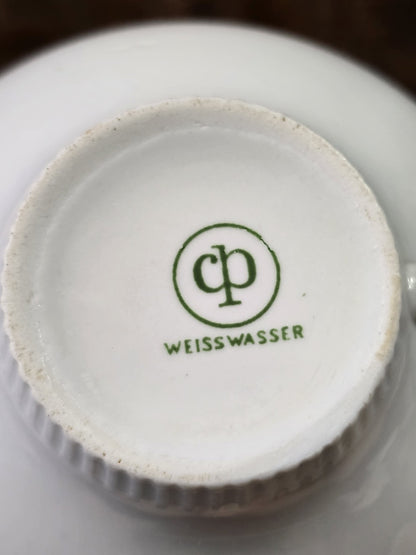 Vintage Weisswasser Porzellantasse mit sichtbarer Bodenmarke Weisswasser auf weißem Porzellan in Unteransicht