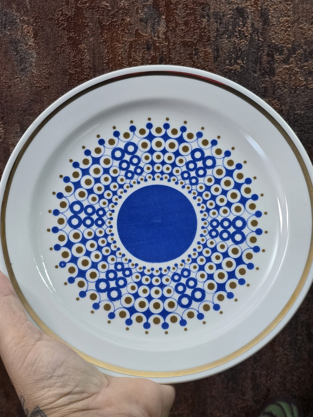 Vintage Porzellantasse mit blau-goldenem Dekor und Goldrand, Detailaufnahme des Musters im Innenbereich