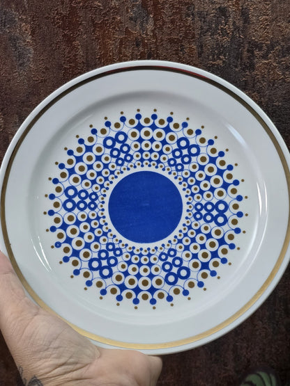 Vintage Porzellantasse mit blau-goldenem Dekor und Goldrand, Detailaufnahme des Musters im Innenbereich