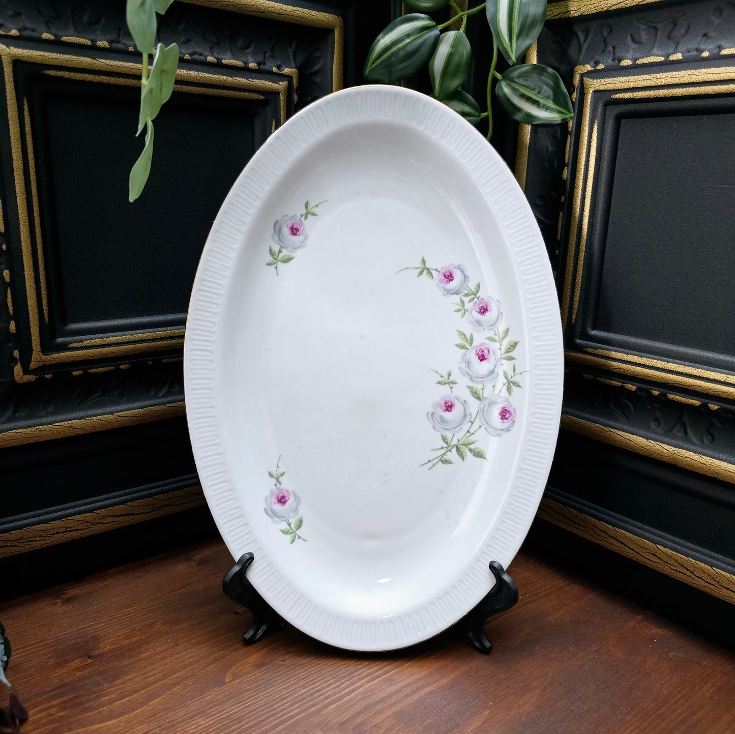 Servierplatte mit Rosenmotiv von Stadtlengsfeld Porzellan (DDR, 60er/70er). Ideal für Fleisch, Plätzchen oder als Deko. Zwei Zustände verfügbar – jetzt entdecken!