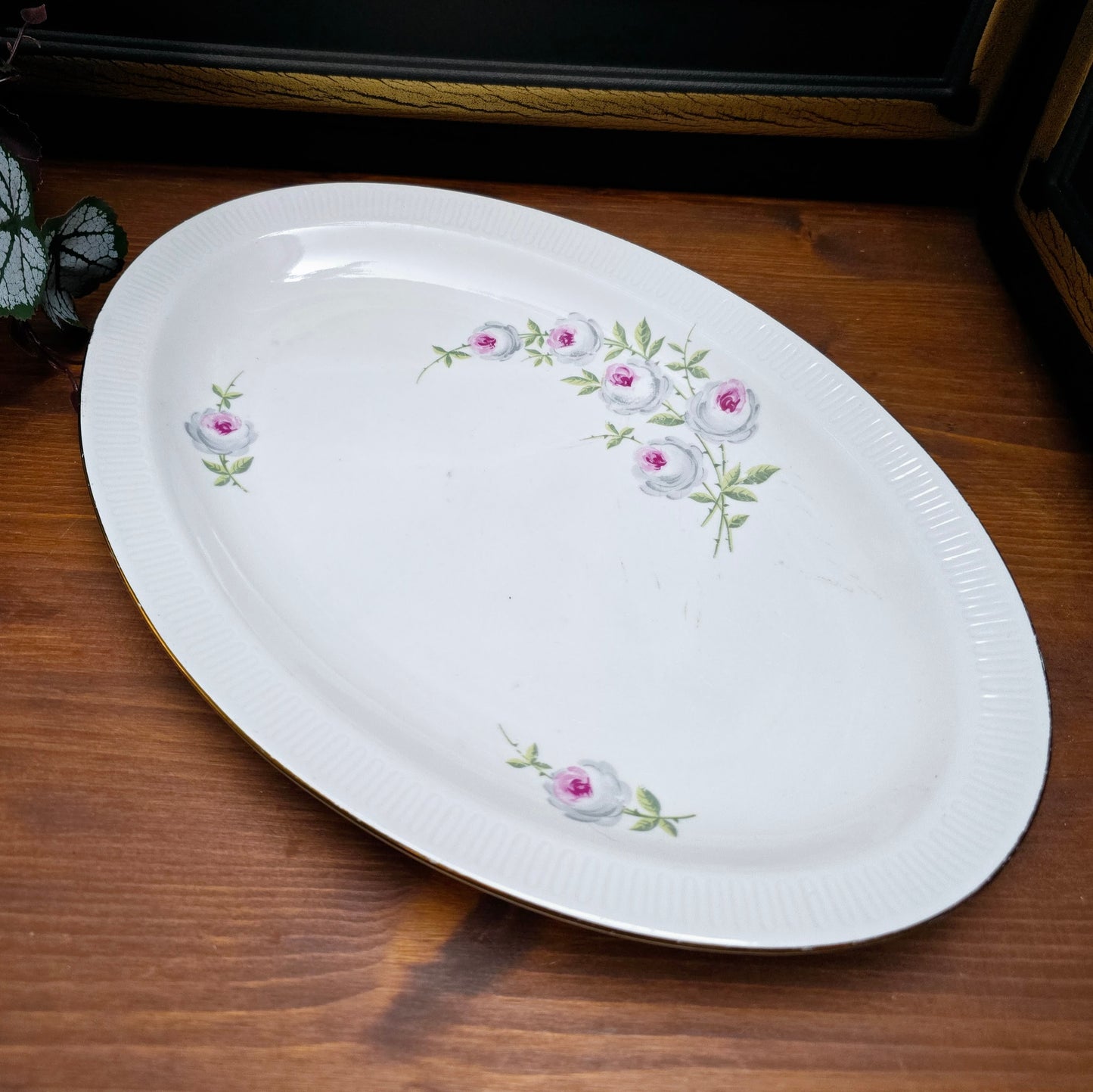 Servierplatte mit Rosenmotiv von Stadtlengsfeld Porzellan (DDR, 60er/70er). Ideal für Fleisch, Plätzchen oder als Deko. Zwei Zustände verfügbar – jetzt entdecken!