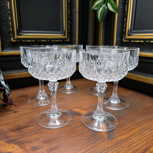 Elegante 6er Set Sektschalen aus Kristall von Cristal D'Arques, Serie Longchamp. Französische Barware der 1970er Jahre – ideal für Sammler & stilvolle Anlässe. Jetzt entdecken!