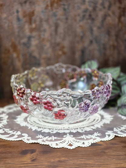 Vintage Glasschale Carmen Rose mit farbigem Blumenrelief in Rosa und Violett auf Spitzendecke in Frontalansicht