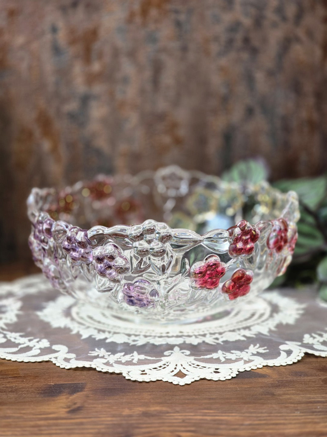 Walther Glas Schale mit klarem Reliefglas, rosa und violetten Blüten sowie geschwungenem Rand von vorn fotografiert