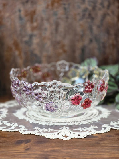 Walther Glas Schale mit klarem Reliefglas, rosa und violetten Blüten sowie geschwungenem Rand von vorn fotografiert