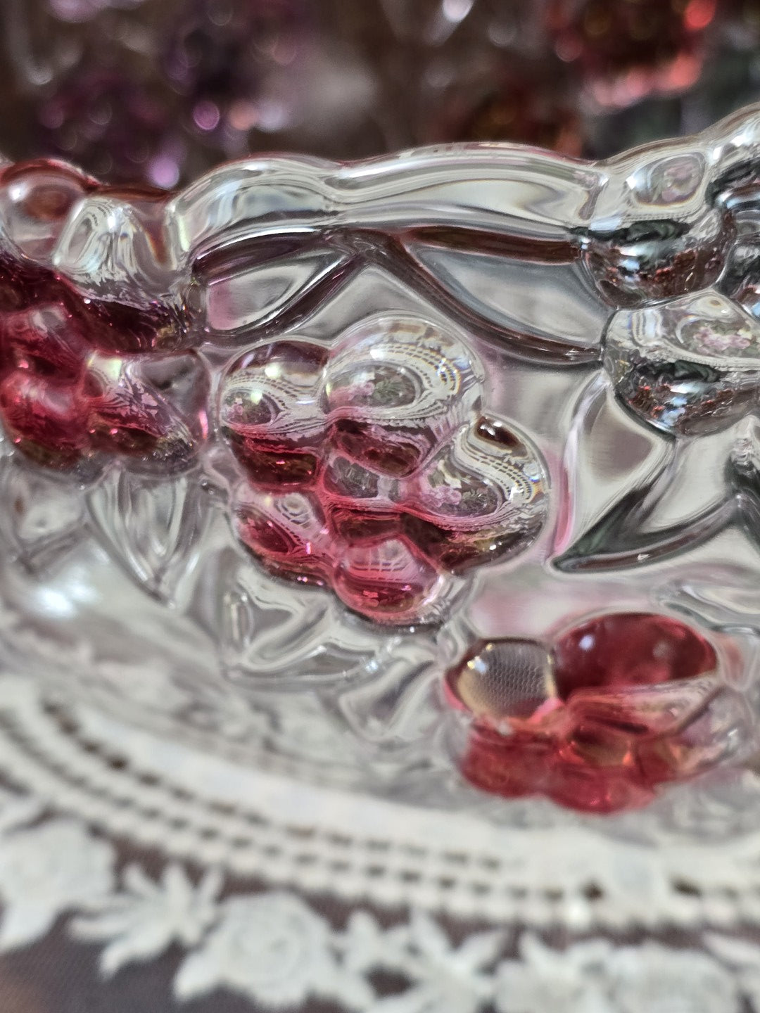 Glasschale mit rotem Blütenrelief, klaren Blättern und glänzender Pressglasstruktur in detailreicher Nahaufnahme