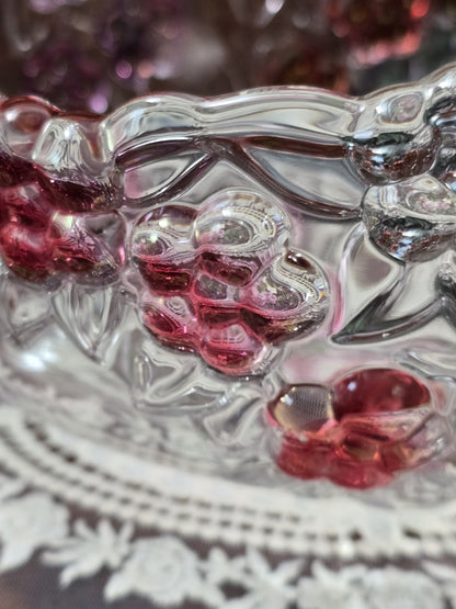 Glasschale mit rotem Blütenrelief, klaren Blättern und glänzender Pressglasstruktur in detailreicher Nahaufnahme