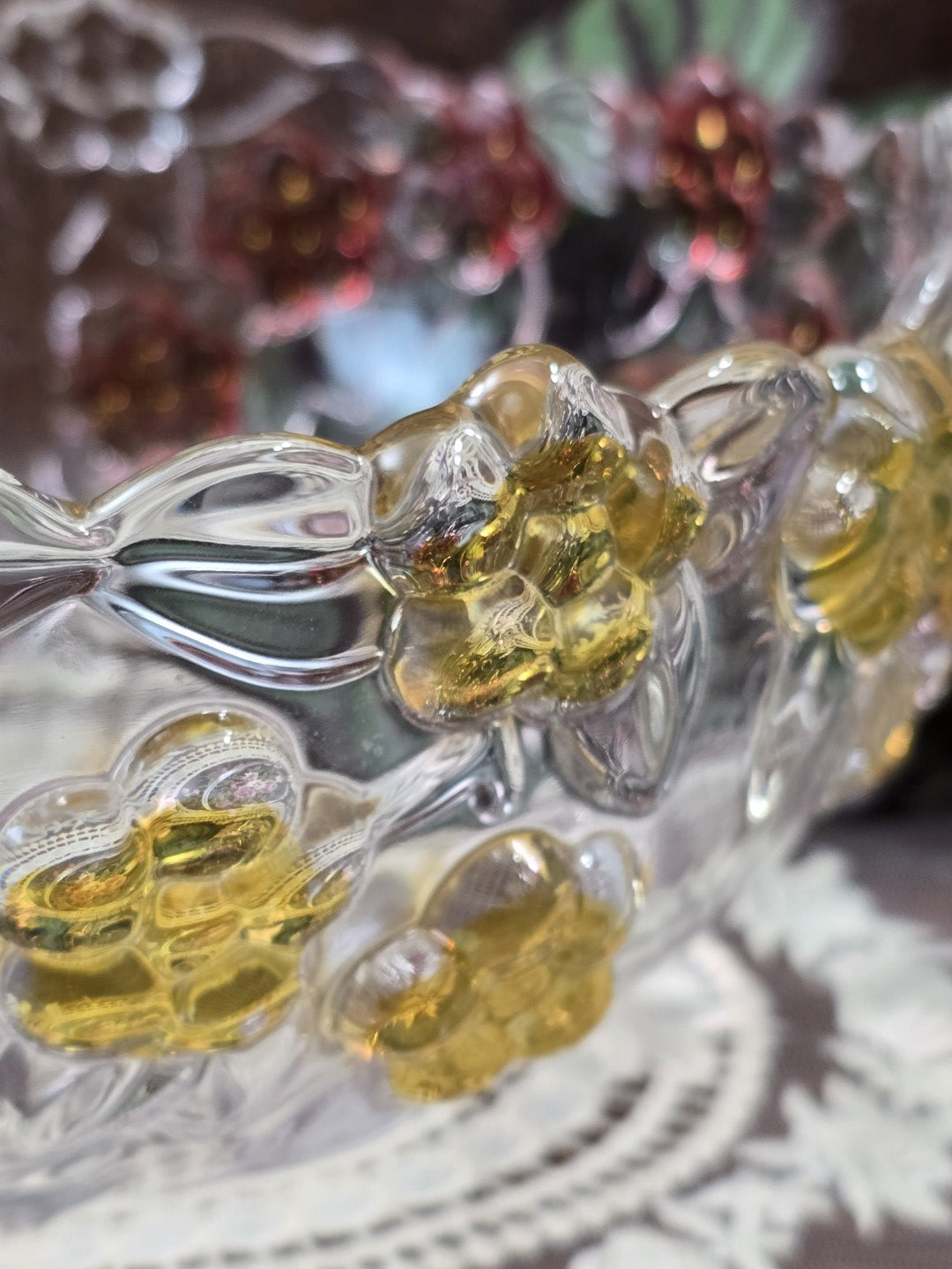 Vintage Glasschale mit gelbem Blütenrelief und klaren Blattmotiven am Rand in seitlicher Detailansicht
