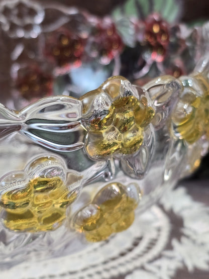 Vintage Glasschale mit gelbem Blütenrelief und klaren Blattmotiven am Rand in seitlicher Detailansicht