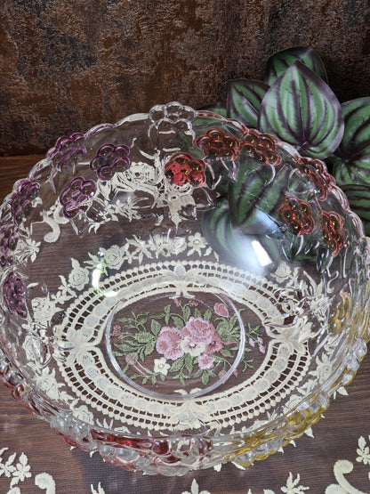 Klare Glasschale mit farbigem Blumenrelief, rundem Boden und sichtbarem Spitzendeckenmuster von oben fotografiert