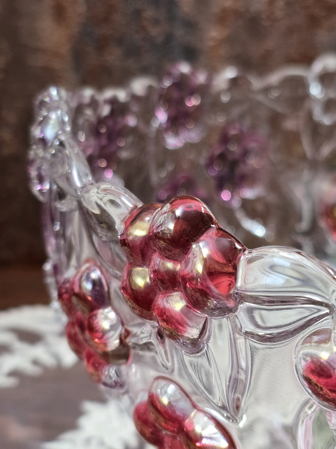 Glasschale Carmen Rose mit rotem Blütenrelief, klaren Blättern und gewelltem Glasrand in Nahaufnahme