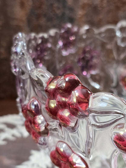 Glasschale Carmen Rose mit rotem Blütenrelief, klaren Blättern und gewelltem Glasrand in Nahaufnahme