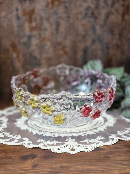 Walther Glas Schale mit roten und gelben Blüten, klarem Reliefglas und rundem Schalenkörper in Frontalansicht