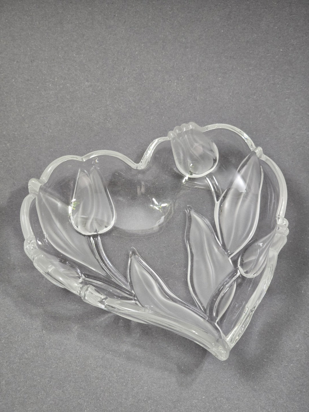 Vintage Walther Glasschale in Herzform aus klarem Glas mit mattiertem Tulpen- und Blattrelief, schräg von oben fotografiert