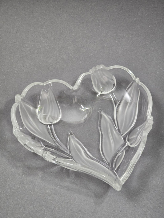 Vintage Walther Glasschale in Herzform aus klarem Glas mit mattiertem Tulpen- und Blattrelief, schräg von oben fotografiert