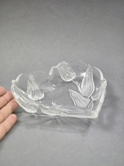 Vintage Walther Glasschale in Herzform mit plastischem Tulpendekor aus klarem und satiniertem Glas, mit Hand als Größenvergleich