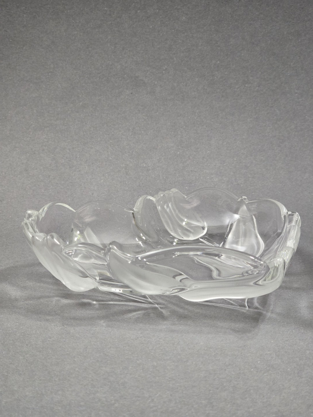 Vintage Walther Glasschale mit plastischem floralen Relief und geschwungenem Rand, seitlich fotografiert mit Blick auf die Schalenhöhe