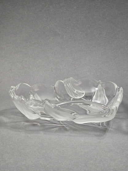 Vintage Walther Glasschale mit plastischem floralen Relief und geschwungenem Rand, seitlich fotografiert mit Blick auf die Schalenhöhe
