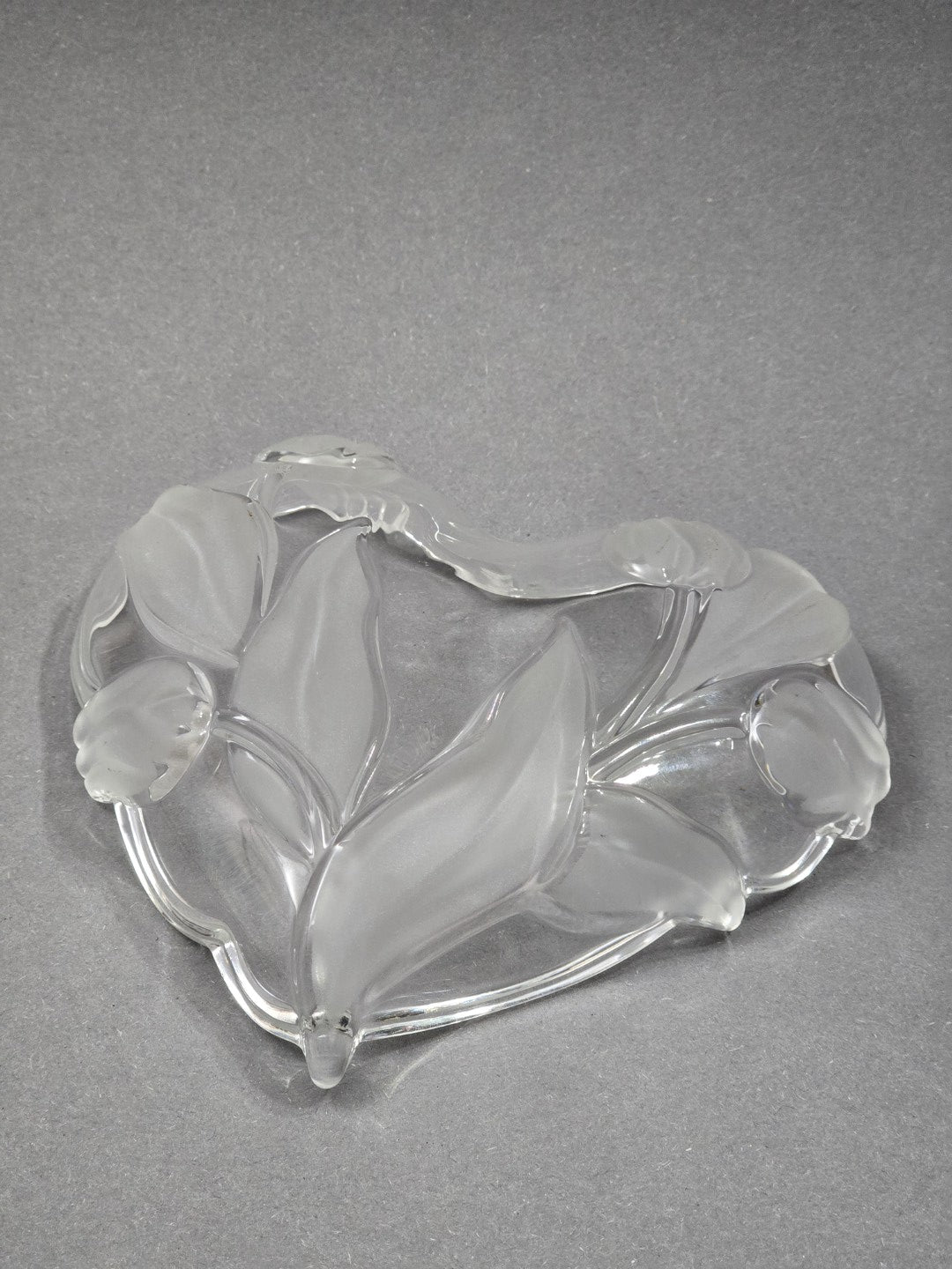 Vintage Walther Glasschale in Bodenansicht mit herzförmiger Kontur, mattierten Tulpenblüten und großen Blattmotiven aus Klarglas