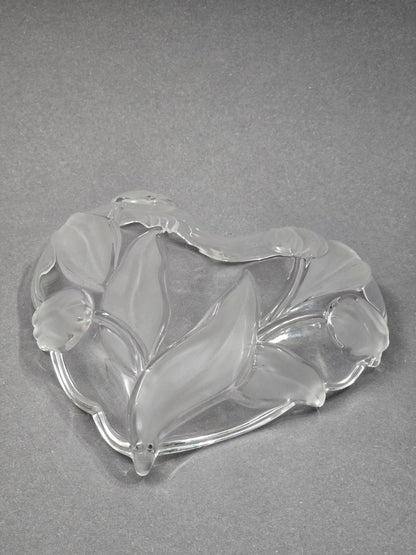 Vintage Walther Glasschale in Bodenansicht mit herzförmiger Kontur, mattierten Tulpenblüten und großen Blattmotiven aus Klarglas