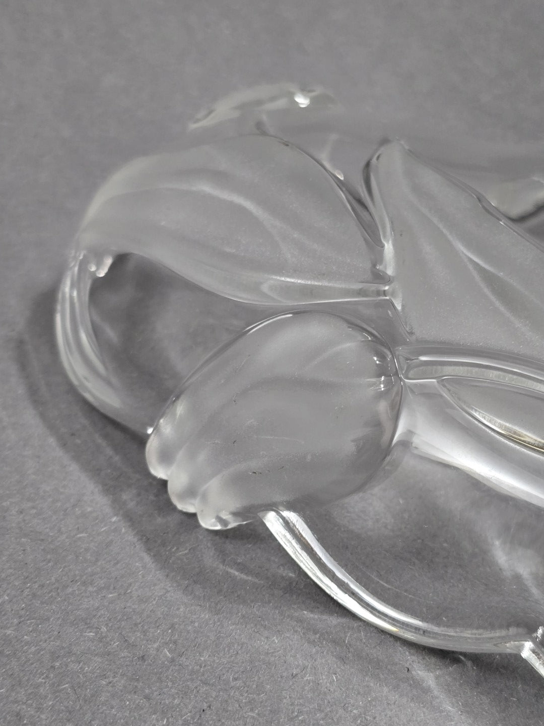 Vintage Walther Glasschale mit mattiertem Tulpen- und Blattrelief, Detailaufnahme der plastisch ausgearbeiteten Blüten und Glasoberfläche