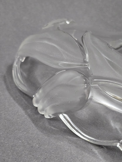 Vintage Walther Glasschale mit mattiertem Tulpen- und Blattrelief, Detailaufnahme der plastisch ausgearbeiteten Blüten und Glasoberfläche