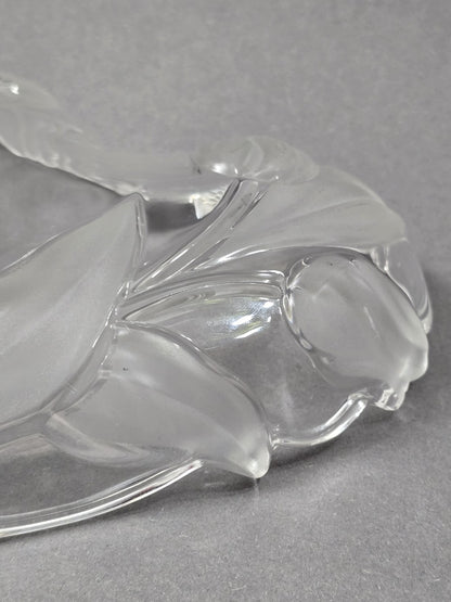 Vintage Walther Glasschale mit reliefiertem Tulpenmotiv aus klarem und satiniertem Glas, Nahaufnahme von Blüte, Stiel und Blatt