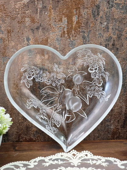 Vintage Glasschale in Herzform mit transparentem Glas, satiniertem Rand und Weinrebenrelief in Frontalansicht