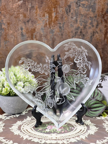 Vintage Glasschale in Herzform mit klarem Glas, weißlichem Rand und erhabenem Trauben- und Blätterdekor auf Ständer