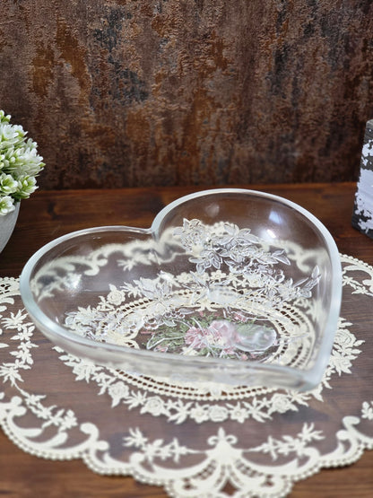 Vintage Glasschale in Herzform mit gewölbter Schalenform, Weinrebenrelief und satiniertem Glasrand von schräg oben