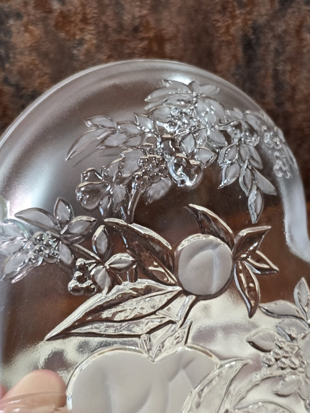 Vintage Glasschale in Herzform mit Weinlaub, Traubenrelief und mattierten Fruchtmotiven in naher Detailansicht