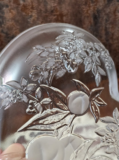 Vintage Glasschale in Herzform mit Weinlaub, Traubenrelief und mattierten Fruchtmotiven in naher Detailansicht