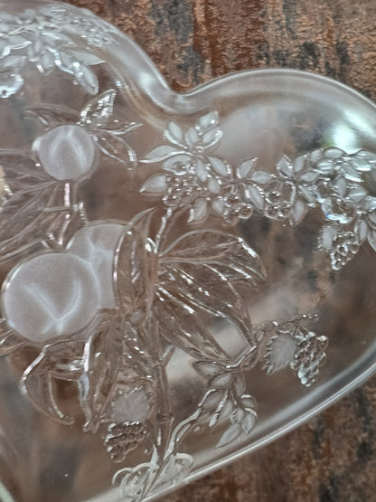 Vintage Glasschale in Herzform mit transparentem Glas, erhabenen Blättern, Trauben und rundem Fruchtdekor als Detail