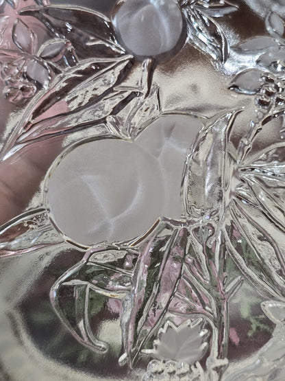 Vintage Glasschale in Herzform mit Weinrebenrelief, Trauben und Blättern im klaren Glas in seitlicher Nahaufnahme