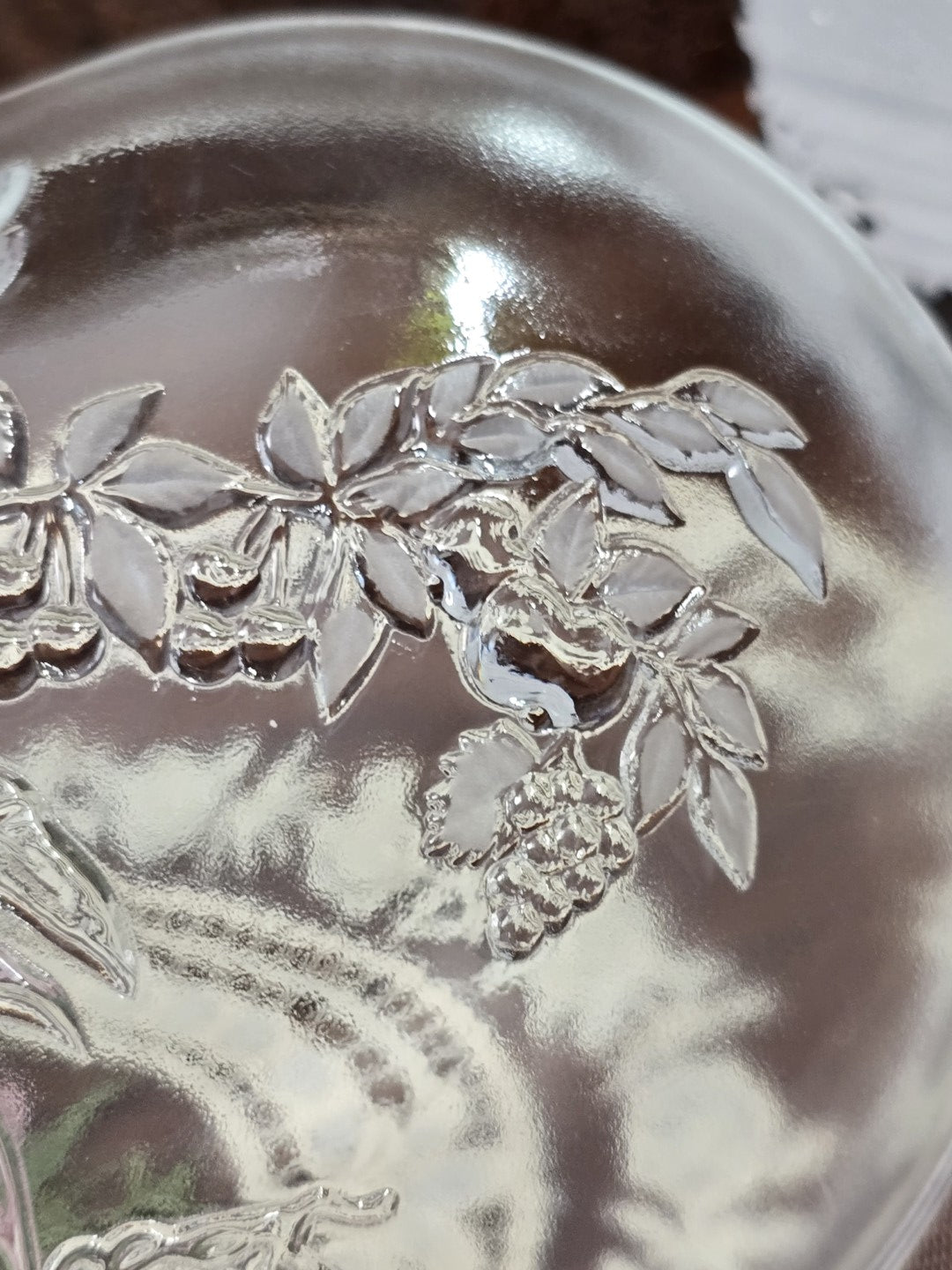 Vintage Glasschale in Herzform mit satiniertem Apfelmotiv, Weinlaub und strukturiertem Glasdekor in Detailansicht